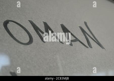 Mot Oman sur la fenêtre poussiéreuse Banque D'Images