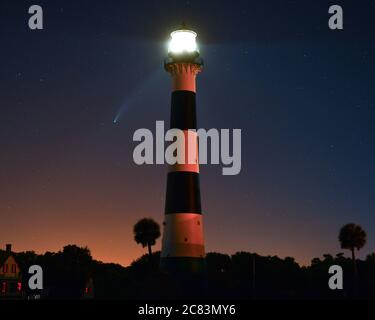 Cape Canaveral, États-Unis. 21 juillet 2020. Comet NEOWISE se trouve à côté du phare historique de Cape Canaveral à la station de la Force aérienne de Cape Canaveral, en Floride, le lundi 20 juillet 2020. Photo de Joe Marino/UPI crédit: UPI/Alay Live News Banque D'Images