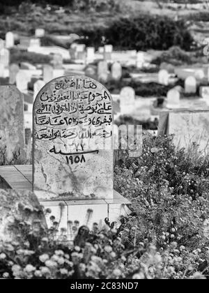 B&W gros plan de pierre tombale gravée en arabe dans le cimetière de Mahdia, Tunisie Banque D'Images