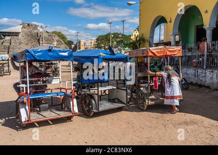 Une femme maya indigène dans un huipil traditionnel brodé se trouve dans un taxi moto en face du marché à Acanceh, Yucatan, Mexique. Banque D'Images