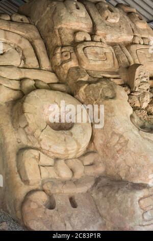 Grands masques en stuc sur les ruines d'une pyramide maya sur la place de la ville à Acanceh, Yucatan, Mexique. Des traces de peinture d'origine sont toujours visibles. Banque D'Images