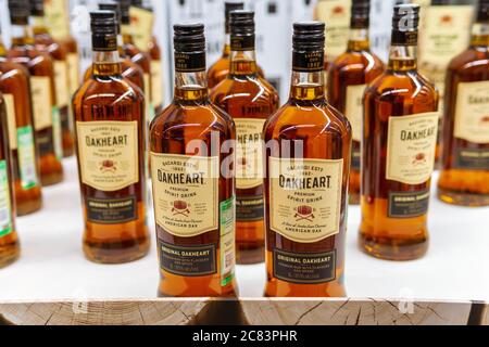 Tyumen, Russie-12 juillet 2020: bacardi ESTO oakheart logo gros plan de vente d'alcool Banque D'Images