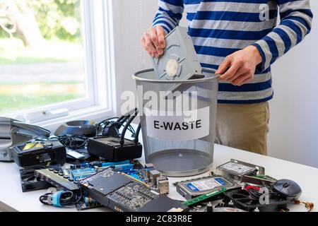 Collecte des déchets électroniques pour recyclage Banque D'Images