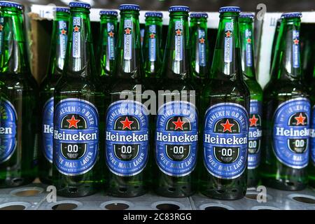 Tyumen, Russie-12 juillet 2020: Version non alcoolique de la bière Heineken en bouteilles de verre 0.0. Banque D'Images