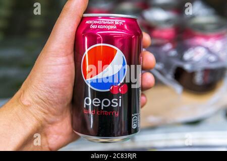 Tyumen, Russie-12 juillet 2020: Boîte en aluminium de la cerise sauvage Pepsi en main au supermarché Banque D'Images