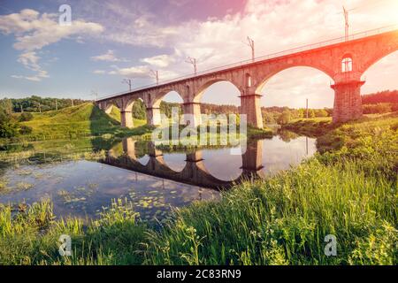 Vieux pont de chemin de fer en pierre voûté au-dessus de la rivière. Ville de Novohrad-Volynskyi, Ukraine, Europe Banque D'Images