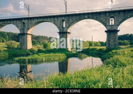 Vieux pont de chemin de fer en pierre voûté au-dessus de la rivière. Ville de Novohrad-Volynskyi, Ukraine, Europe Banque D'Images