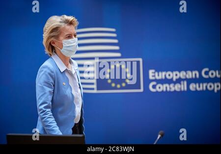 Bruxelles, Belgique. 21 juillet 2020. Le président de la Commission européenne, Ursula von der Leyen, se présente pour un sommet spécial de l'UE à Bruxelles, Belgique, le 20 juillet 2020. Les dirigeants de l'Union européenne (UE) ont conclu mardi un accord historique après quatre jours de négociations intensives sur un budget pour les sept prochaines années et un fonds de redressement massif dans le contexte de la pandémie COVID-19. (Union européenne/document via Xinhua) crédit : Xinhua/Alay Live News Banque D'Images