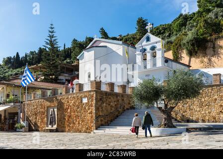 Katakolon, Grèce - 11 novembre 2019 : cette petite église pittoresque Saint Nicolas est à côté de la route principale à travers la petite ville de Katakolon en t. Banque D'Images