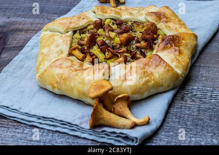 Tarte ouverte fraîchement cuite à base de champignons et de pommes de terre de chantarelles Banque D'Images
