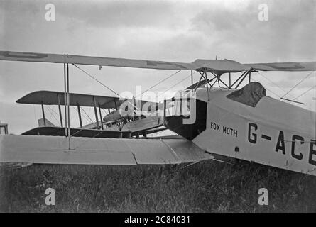 Photographie vintage en noir et blanc prise en 1933 montrant une page Handley HP.33 Clive, enregistrement G-ABYX, et un de Havilland DH.83 Fox Moth, enregistrement G-ACBZ, dans le cadre des journées d'exposition Sir Alan Cobham Air. Banque D'Images