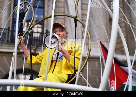 La couturière et femme d'affaires Dame Vivienne Westwood est suspendue dans une cage d'oiseaux de dix pieds de haut devant le Old Bailey à Londres pour protester contre l'extradition américaine de Julian Assange. Banque D'Images