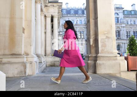 La secrétaire d'État Priti Patel arrive au Bureau des affaires étrangères et du Commonwealth (FCO) à Londres, avant une réunion du Cabinet qui se tiendra au FCO, pour la première fois depuis le confinement. Banque D'Images