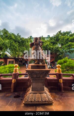 Pleiku, Vietnam - 11 juillet 2020 : statues de Bouddha, détails architecturaux de la pagode Minh Thanh, une majestueuse structure architecturale bouddhiste dans la ville de Pleiku Banque D'Images
