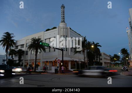 Miami Beach, Floride, États-Unis. 20 juillet 2020. Une vue générale de Collins Ave comme Miami Dade County est mandater un couvre-feu quotidien de 8 heures à 6 heures, ainsi que la Floride a rapporté plus de 10,347 nouveaux cas de COVID-19 lundi, ce qui porte le total de l'état à plus de 360,394 nouveaux cas de COVID-19 le 20 juillet, 2020 à Miami Beach, Floride. Crédit : Mpi04/Media Punch/Alay Live News Banque D'Images