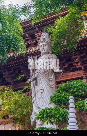 Pleiku, Vietnam - 11 juillet 2020 : statues de Bouddha, détails architecturaux de la pagode Minh Thanh, une majestueuse structure architecturale bouddhiste dans la ville de Pleiku Banque D'Images