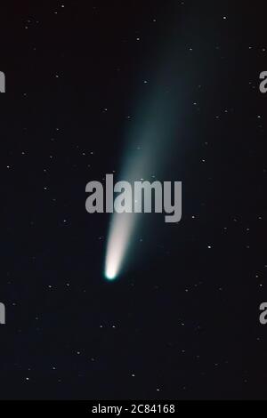 Comet Neolise C 2020 F3 brille de mille feux dans la nuit sombre Starry Sky Comet à UNE distance de 104 millions de kilomètres Banque D'Images