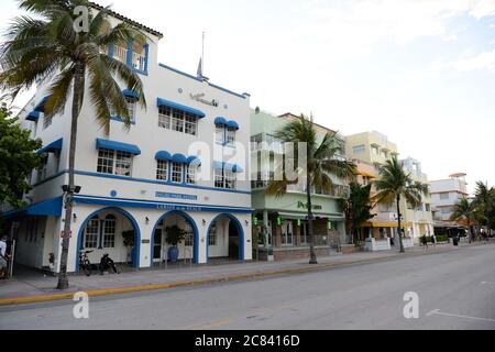 Miami Beach, Floride, États-Unis. 20 juillet 2020. Un point de vue général sur Ocean Drive, le comté de Miami Dade, mandate un couvre-feu quotidien de 8 h à 6 h, ainsi que la Floride a signalé plus de 10,347 nouveaux cas de COVID-19 lundi, portant le total de l'État à plus de 360,394 nouveaux cas de COVID-19 le 20 juillet, 2020 à Miami Beach, Floride. Crédit : Mpi04/Media Punch/Alay Live News Banque D'Images