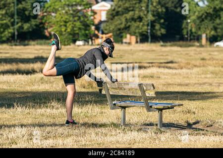 WIMBLEDON LONDRES ROYAUME-UNI. 21 juillet 2020. Une femme qui fait des efforts sur Wimbledon Common un matin ensoleillé et lumineux. Les gens sont autorisés à se rencontrer et à se rassembler à l'extérieur après que les restrictions de verrouillage du coronavirus ont été levées. Crédit : amer ghazzal/Alay Live News Banque D'Images