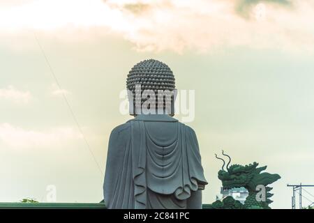 Pleiku, Vietnam - 11 juillet 2020 : statues de Bouddha, détails architecturaux de la pagode Minh Thanh, une majestueuse structure architecturale bouddhiste dans la ville de Pleiku Banque D'Images