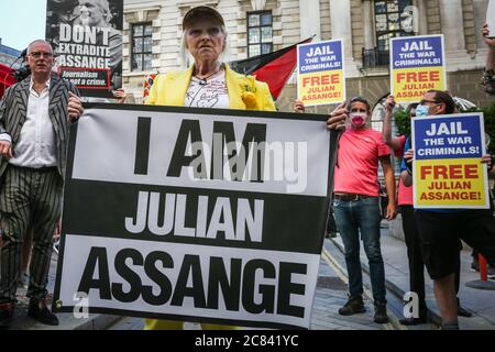 Londres, Royaume-Uni, 21 juillet 2020. Madame Vivienne Westwood tient la bannière « Je suis Julian Assange » lors de sa manifestation devant le tribunal pénal central d'Old Bailey, pour protester contre l'extradition de Julian Assange aux États-Unis. Westwood est vêtu d'un costume à pantalon jaune, en adoptant la métaphore du "Canary in Coal Mine", pour illustrer que Assange serait sacrifié. Plus tard, elle pose devant le Old Bailey avec son message. Credit: Imagetraceur/Alamy Live News Banque D'Images