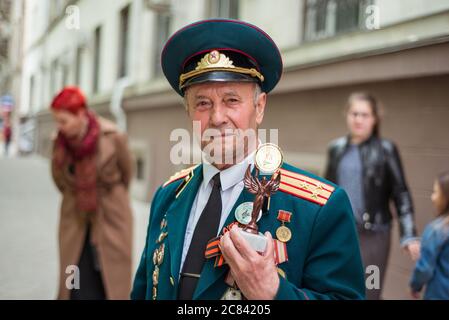 Chisinau / Moldova - 15 mai 2020 : Portrait d'un soldat vétéran recevant un prix lors de la célébration du jour de la victoire de l'URSS sur l'Allemagne pendant la Seconde Guerre mondiale Banque D'Images