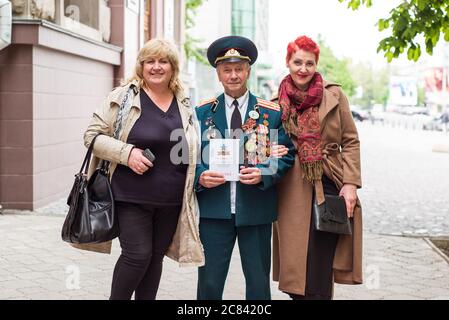 Chisinau / Moldova - 15 mai 2020 : Portrait d'un soldat vétéran recevant un prix lors de la célébration du jour de la victoire de l'URSS sur l'Allemagne pendant la Seconde Guerre mondiale Banque D'Images