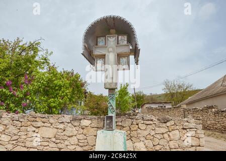 Trebujeni / Moldova - 15 mai 2020 : Croix chrétienne traditionnelle dans un parc d'un petit village de Moldavie Banque D'Images
