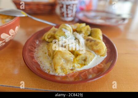 Trebujeni / Moldova - 15 mai 2020 : cuisine moldave traditionnelle servie sur plaque d'argile dans un village Banque D'Images