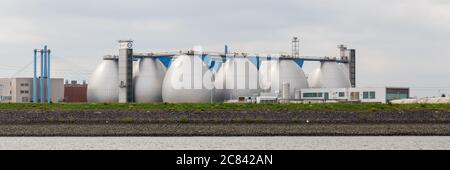 Panorama avec grands réservoirs. Appartenant à une usine de traitement des eaux usées située au port de Hambourg. Banque D'Images