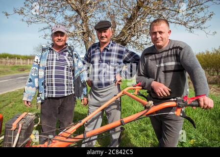 Trebujeni / Moldova - 15 mai 2020 : Portrait des agriculteurs moldaves dans les champs à côté de la machine de labour à proximité des terres agricoles Banque D'Images