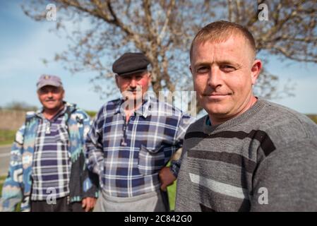 Trebujeni / Moldova - 15 mai 2020 : Portrait des agriculteurs moldaves dans les champs à côté de la machine de labour à proximité des terres agricoles Banque D'Images