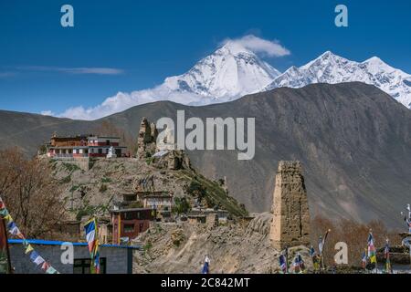 Avis de Jhong Gompa monastère bouddhiste et Dhaulagiri Himal, Mustang, Népal Banque D'Images