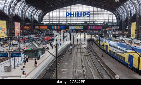 Vue intérieure de la gare centrale de Hambourg. Banque D'Images