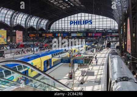 Vue sur la gare centrale de Hambourg. Basé sur le nombre de visiteurs quotidiens la plus grande gare en Allemagne. Banque D'Images