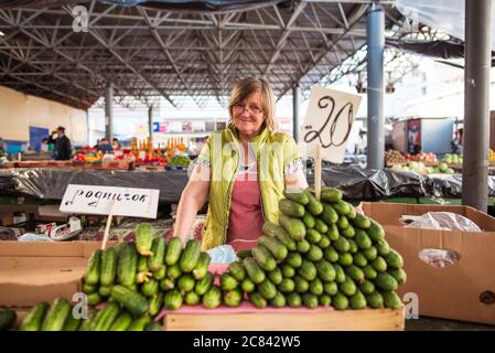 Chisinau / Moldova - 15 mai 2020 : une femme moldave vend des légumes et des légumes verts sur le marché agricole local Banque D'Images