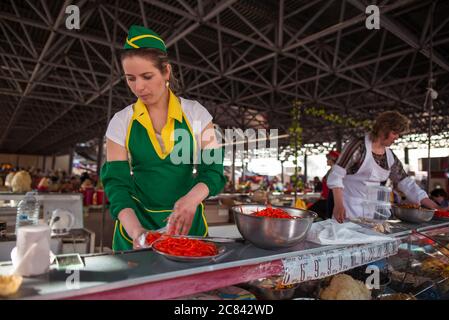 Chisinau / Moldova - 15 mai 2020 : une femme moldave vend des légumes et des légumes verts sur le marché agricole local Banque D'Images