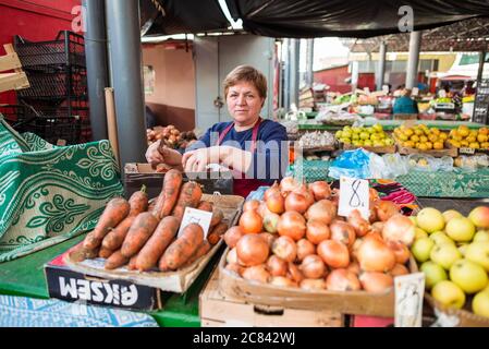 Chisinau / Moldova - 15 mai 2020 : une femme moldave vend des légumes et des légumes verts sur le marché agricole local Banque D'Images