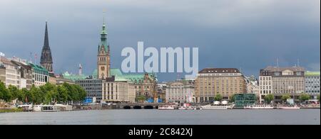 Paysage urbain au Binnenalster Hambourg - avec des tours de l'église Saint-Nikolai et de l'hôtel de ville. Banque D'Images