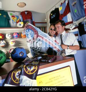Le violoniste anglais Nigel Kennedy dans la boutique de fans du club de football Aston Villa à Villa Park Birmingham, Royaume-Uni 1991 Banque D'Images