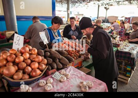 Chisinau / Moldova - 15 mai 2020 : une femme moldave vend des légumes et des légumes verts sur le marché agricole local Banque D'Images