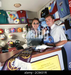 Le violoniste anglais Nigel Kennedy dans la boutique de fans du club de football Aston Villa à Villa Park Birmingham, Royaume-Uni 1991 Banque D'Images