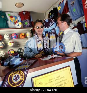 Le violoniste anglais Nigel Kennedy dans la boutique de fans du club de football Aston Villa à Villa Park Birmingham, Royaume-Uni 1991 Banque D'Images