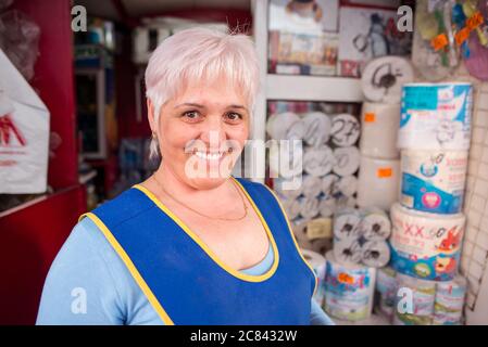 Chisinau / Moldova - 15 mai 2020: Souriante belle moldave avec cheveux courts blancs regardant la caméra dans son magasin sur le marché local Banque D'Images