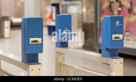 Munich, Bavière / Allemagne - 1er juillet 2020 : validateurs de billets à l'entrée de la station de S-Bahn Karlsplatz Stachus. Les passagers doivent insérer le billet Banque D'Images