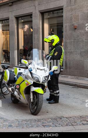 Copenhague, Danemark - 9 décembre 2017 : un policier de moto est dans une rue de Copenhague Banque D'Images