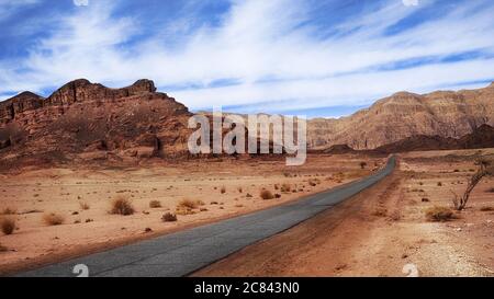 Route asphaltée dans le parc Timna dans le désert du Negev. Parc national d'Israël Timna. Banque D'Images