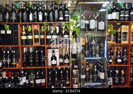 Cascais, Portugal - 13 juin 2017: Étagères avec variétés des bouteilles d'élite de vin de Porto dans le magasin de vin. Le vin de Pport est un vin portugais fortifié Banque D'Images