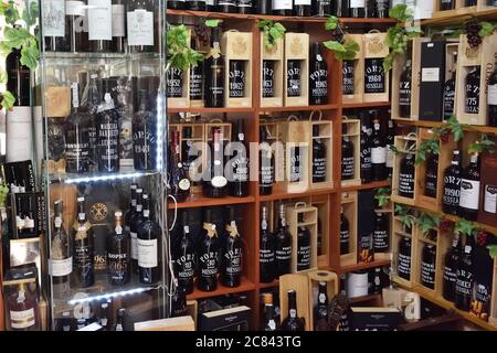 Cascais, Portugal - 13 juin 2017: Étagères avec variétés des bouteilles d'élite de vin de Porto dans le magasin de vin. Le vin de Pport est un vin portugais fortifié Banque D'Images