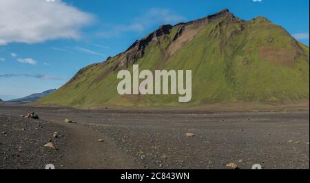 Vue panoramique sur la montagne verte de Hattafell dans le paysage volcanique derrière Campement Emstrur sur Laugavegur trek dans la région de Fjallabak Réserve naturelle à Banque D'Images